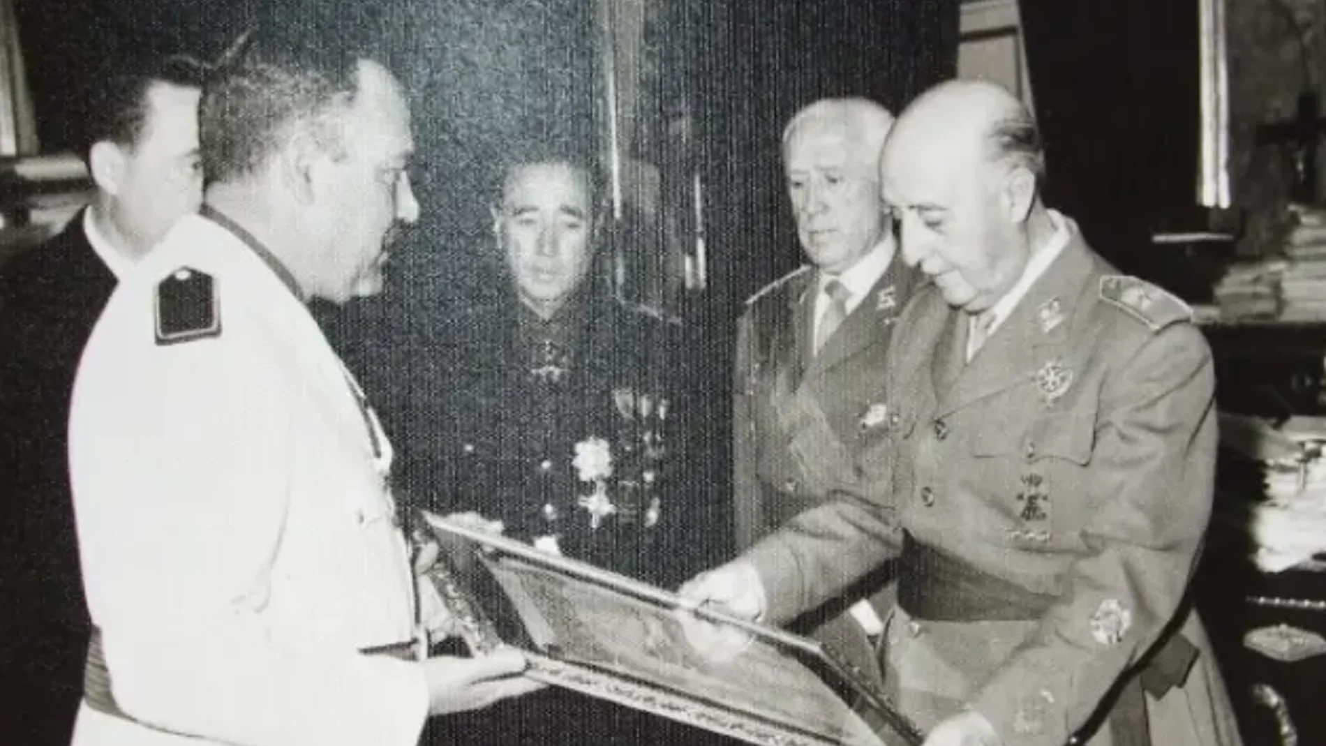 El entonces alcalde, Lucas Guirao, otorgó la distinción a Franco