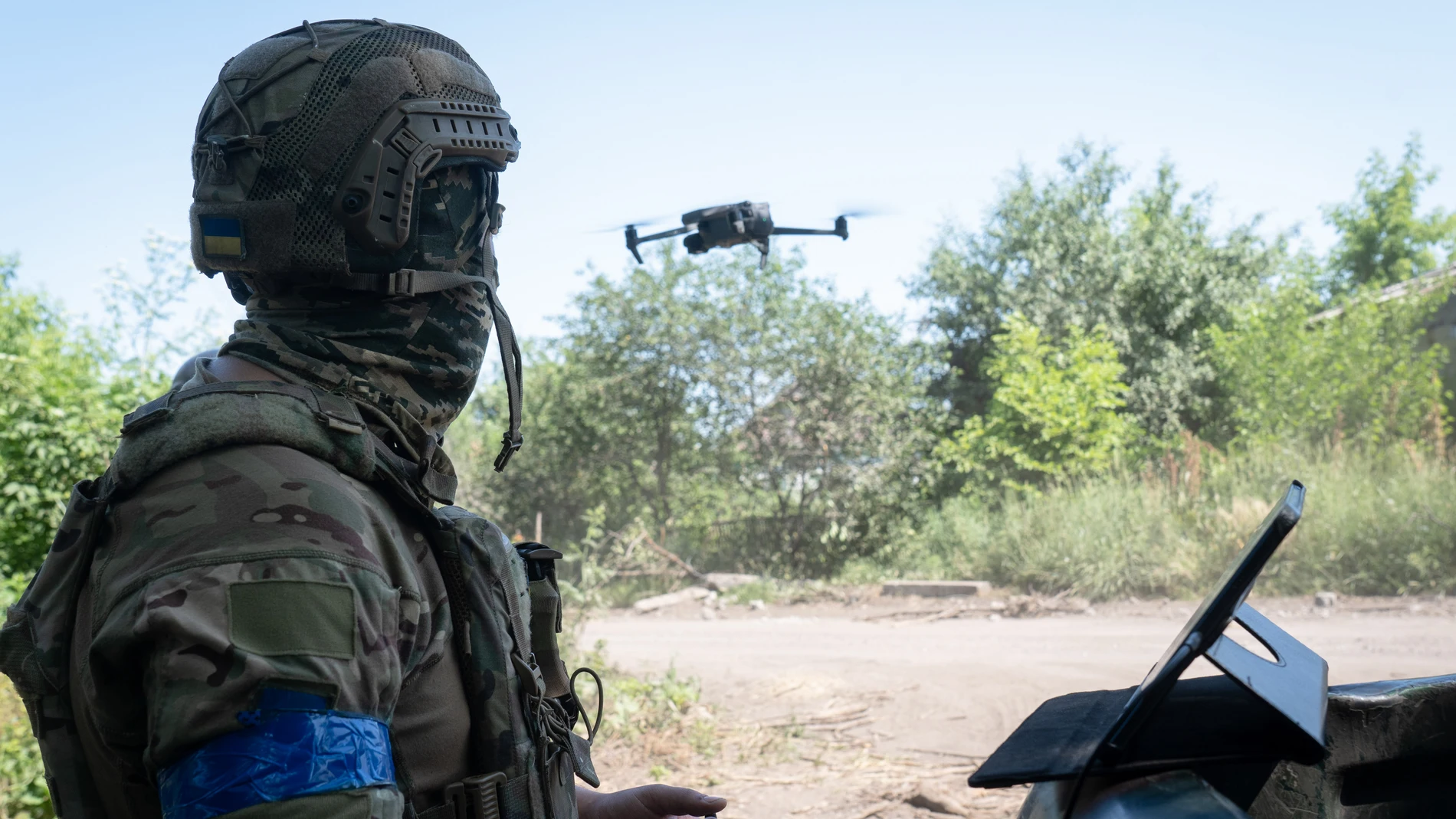 June 20, 2023, Ukraine: A soldier seen demonstrating a drone mission in the newly liberated village of Storozheve. As the long-awaited Ukrainian counteroffensive started, Ukrainian armed force is facing strong resistance from the Russian soldiers. Despite they have liberated several villages including Neskuchne, Storozheve, Blahodatne in the southeast Donetsk region, the counteroffensive remains slow. (Foto de ARCHIVO) 20/06/2023