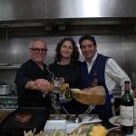 El chef Wolfgang Puck, María Castro, directora de comunicación de Cinco Jotas, y Raúl García, cortador. 