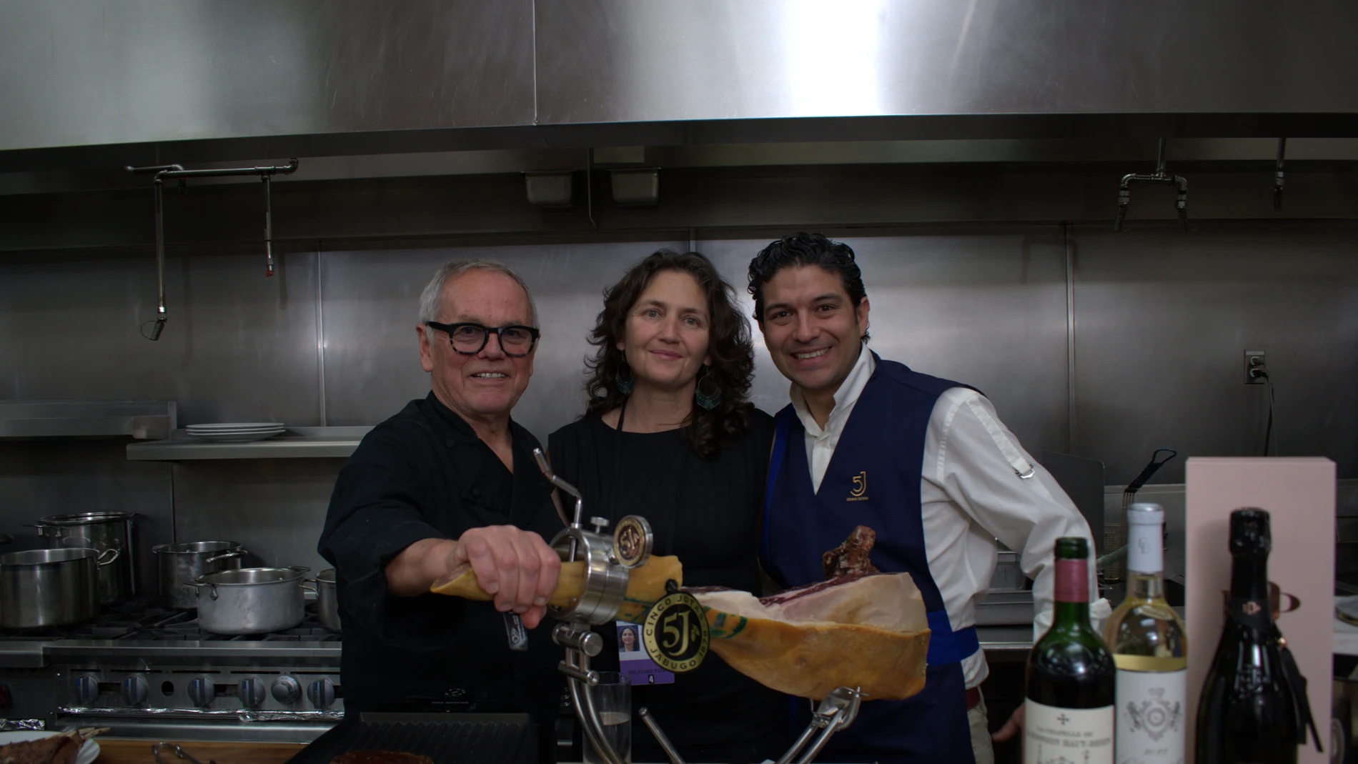 El chef Wolfgang Puck, María Castro, directora de comunicación de Cinco Jotas, y Raúl García, cortador. 