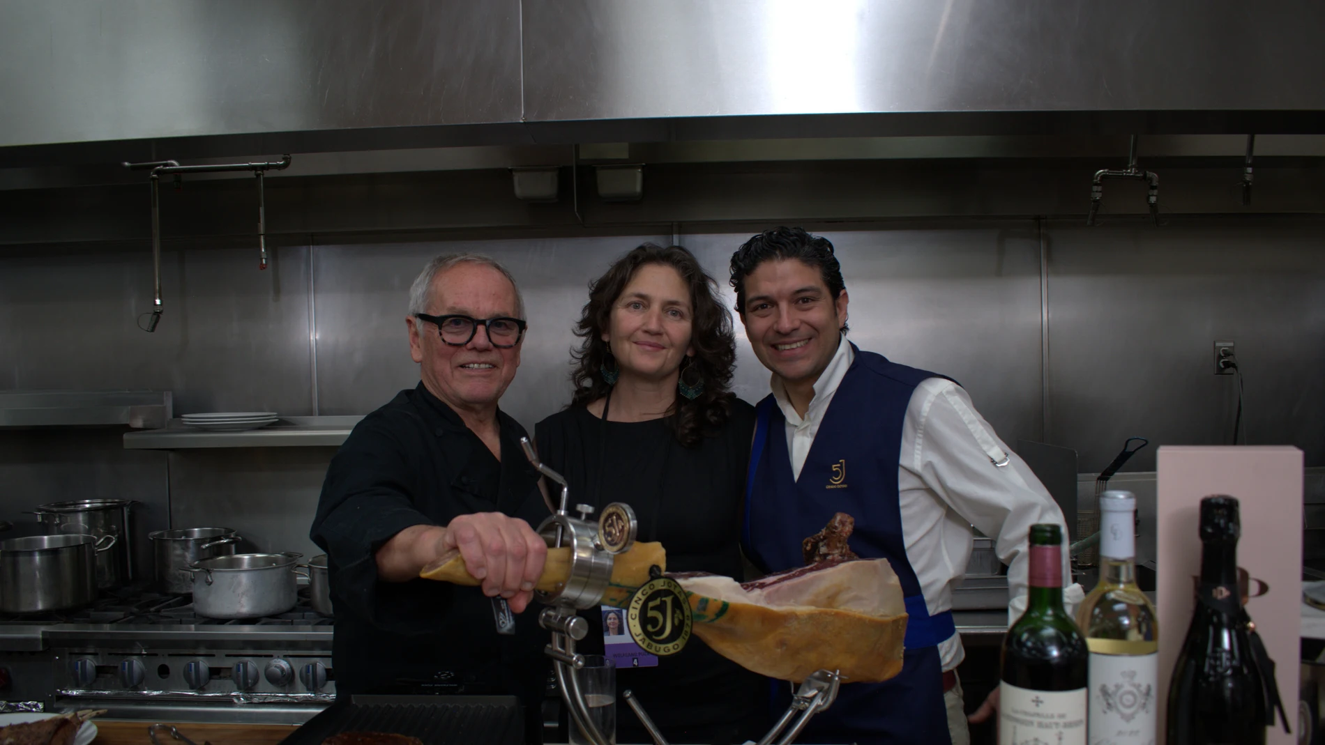 El chef Wolfgang Puck, María Castro, directora de comunicación de Cinco Jotas, y Raúl García, cortador.