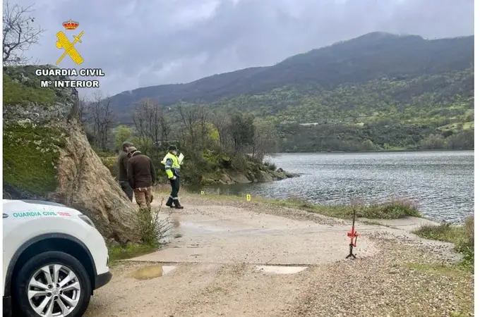 La Guardia Civil de Cáceres rescata de una presa un vehículo con un cadáver en su interior