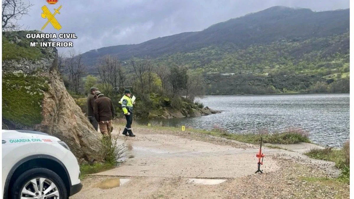 La Guardia Civil de Cáceres rescata de una presa un vehículo con un cadáver en su interior