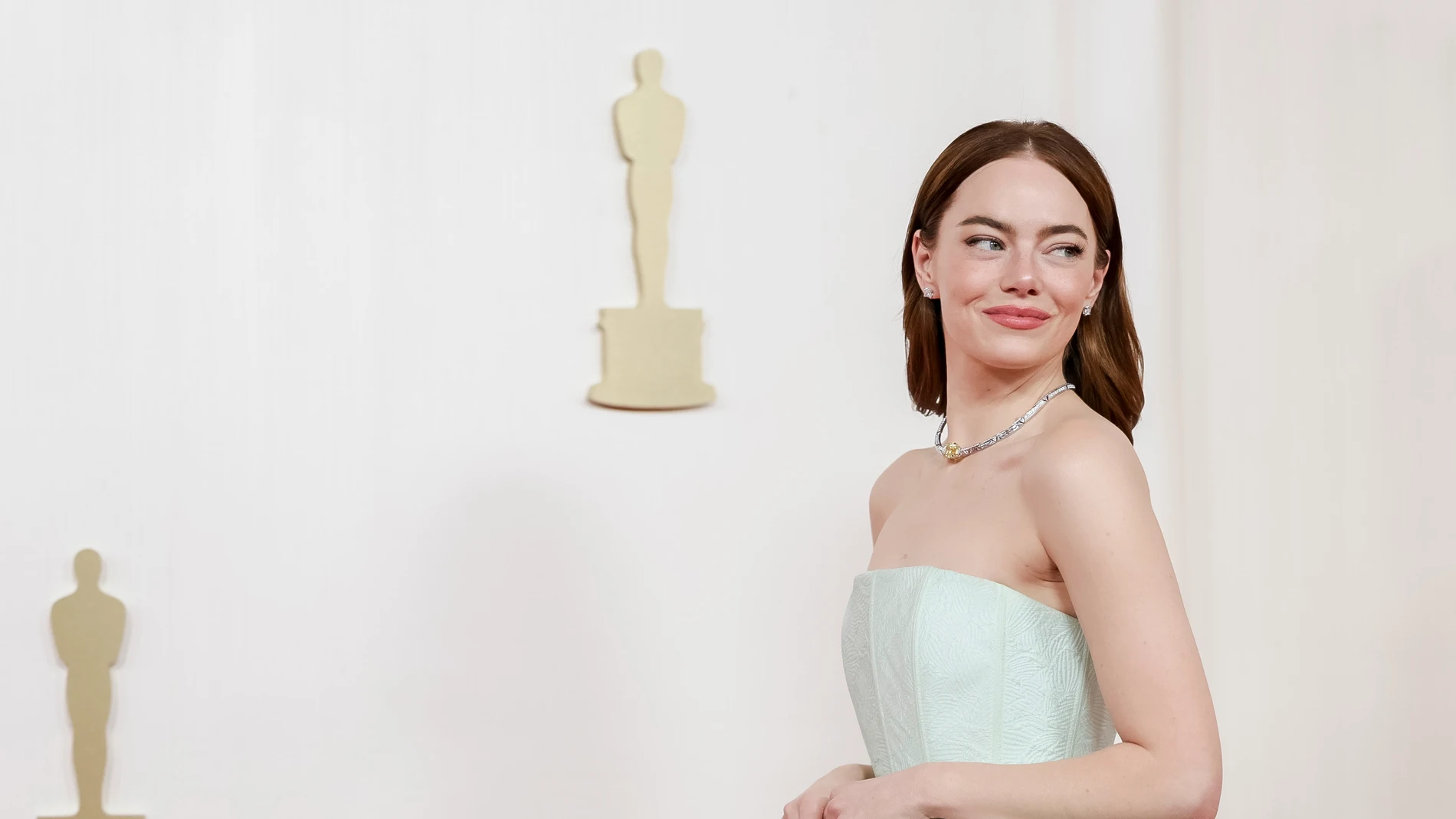Los Angeles (United States), 10/03/2024.- Emma Stone arrives for the 96th annual Academy Awards ceremony at the Dolby Theatre in the Hollywood neighborhood of Los Angeles, California, USA, 10 March 2024. The Oscars are presented for outstanding individual or collective efforts in filmmaking in 23 categories. EFE/EPA/ALLISON DINNER