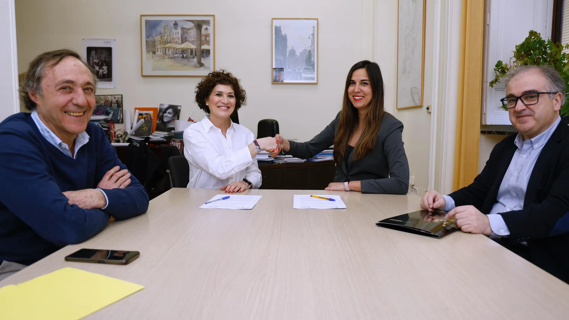 Blanca Jiménez y Mayte Martínez durante la firma del convenio