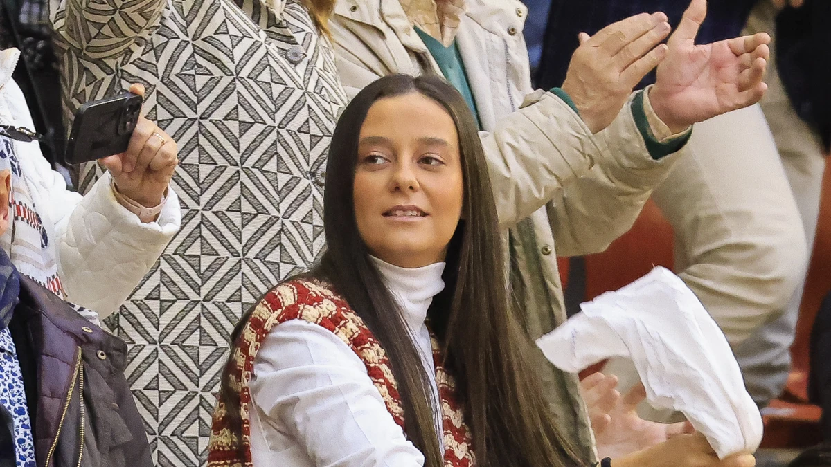 Todas las chicas más estilosas de Madrid querrán llevar el chaleco sin mangas de Victoria Federica para una tarde de toros 