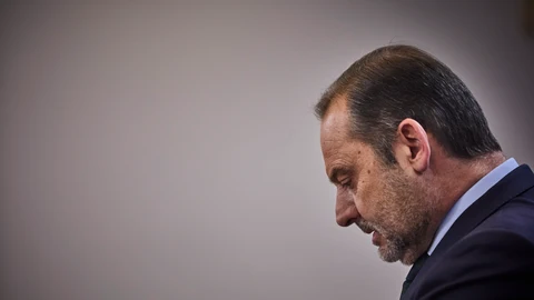 El exministro José Luis Ábalos sale tras ofrecer una rueda de prensa en la que ha anunciado que mantiene su acta de diputado por Valencia en el Congreso y que pasará al grupo mixto,