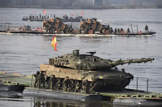 Espectaculares imágenes de los carros de combate españoles Leopard cruzando el río Vístula en Polonia
