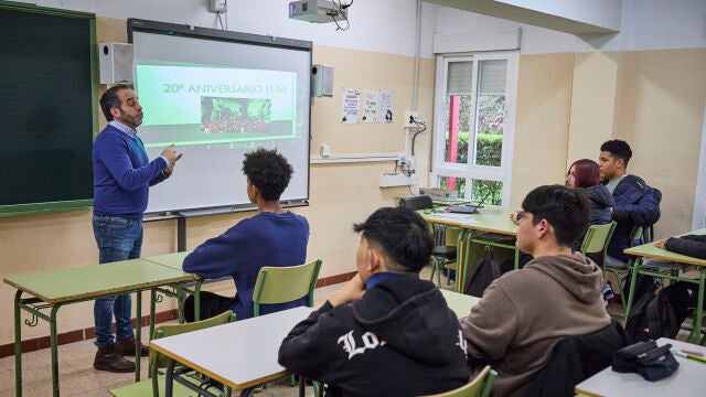Reportaje Colegio IES Isabel la Católica en Atocha donde estos días en los que se cumple el 20 aniversario del 11M los alumnos de este centro reciben clases de historia aprendiendo lo que sucedió esos días.