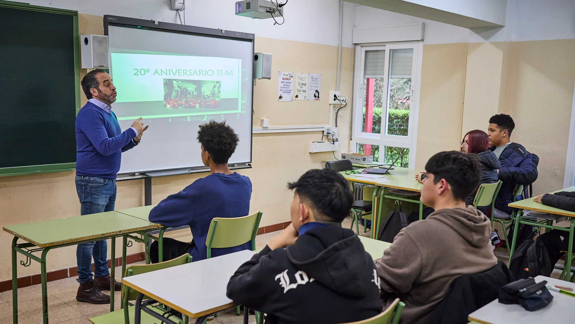 Reportaje Colegio IES Isabel la Católica en Atocha donde estos días en los que se cumple el 20 aniversario del 11M los alumnos de este centro reciben clases de historia aprendiendo lo que sucedió esos días.