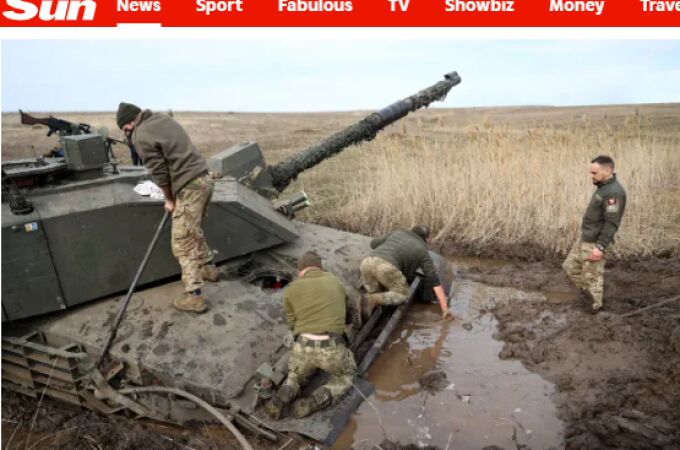 Un tanque Challenger 2, atascado en el barro en Ucrania en una demostración para periodistas