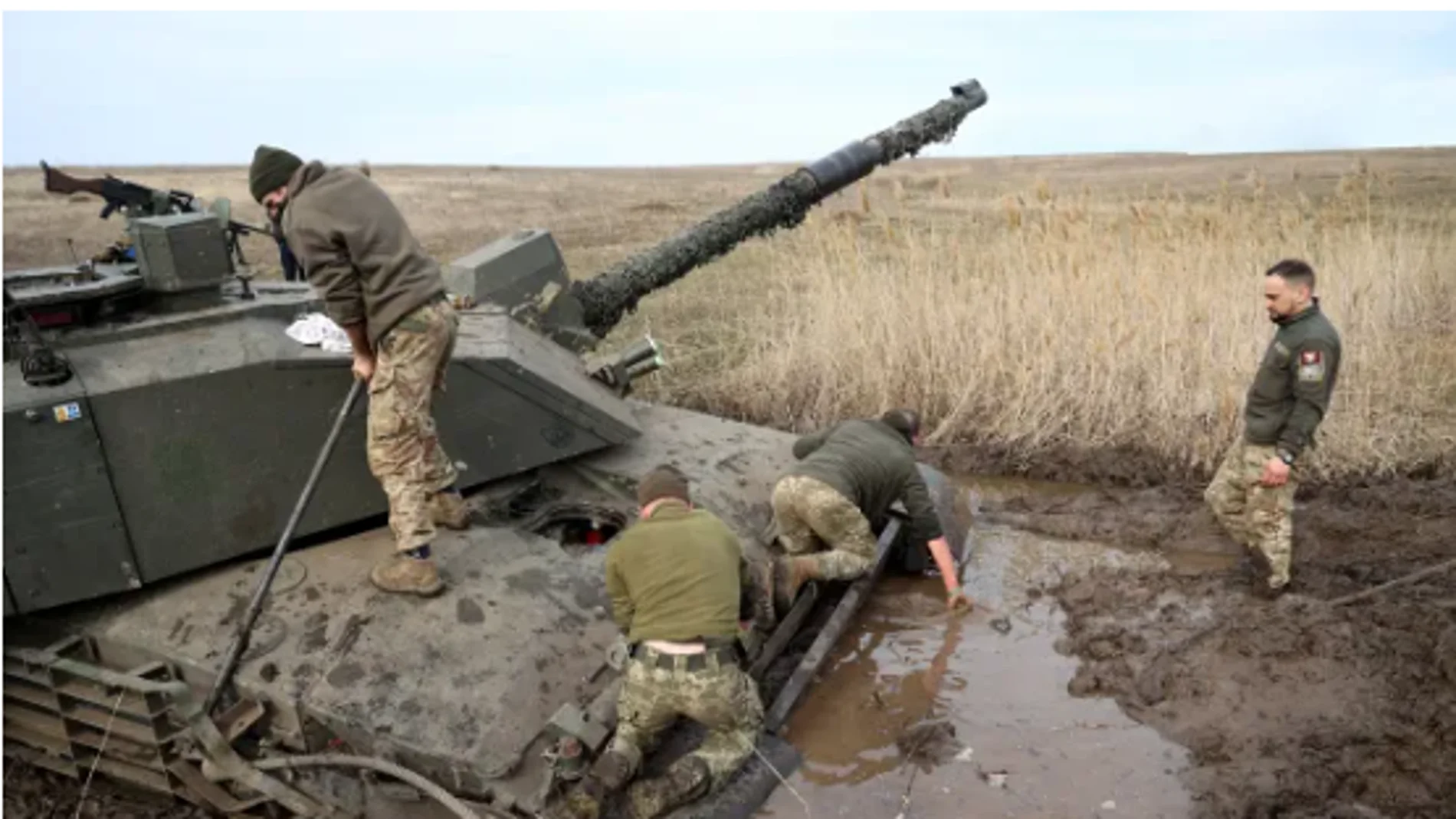 Un tanque Challenger 2, atascado en el barro en Ucrania en una demostración para periodistas