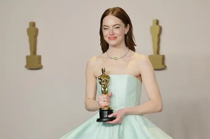El incidente de Emma Stone con su vestido al subir a recoger el Oscar a Mejor Actriz