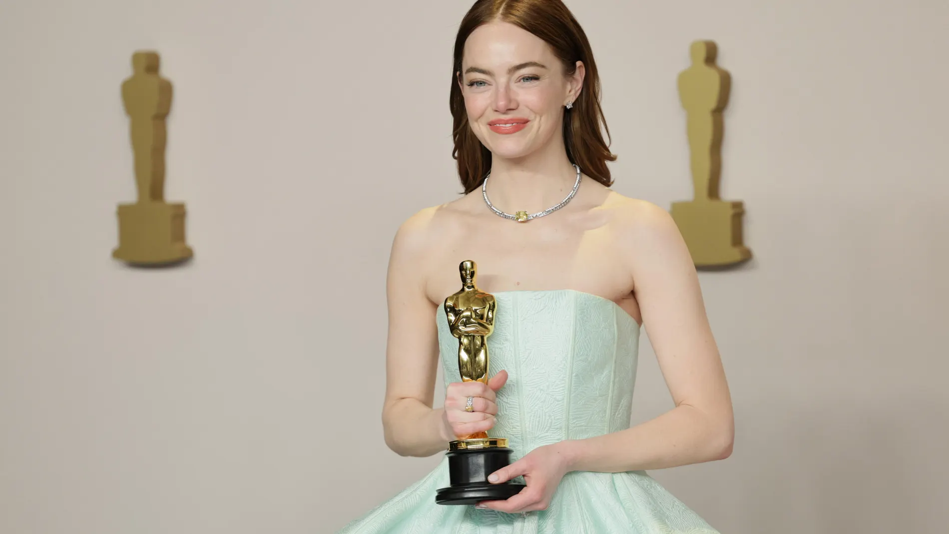 Los Angeles (United States), 10/03/2024.- Emma Stone, winner of the Best Actress in a Leading Role award for 'Poor Things,' holds her Oscar in the press room during the 96th annual Academy Awards ceremony at the Dolby Theatre in the Hollywood neighborhood of Los Angeles, California, USA, 10 March 2024. The Oscars are presented for outstanding individual or collective efforts in filmmaking in 23 categories. EFE/EPA/ALLISON DINNER 