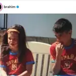Brahim, besando la camiseta de España