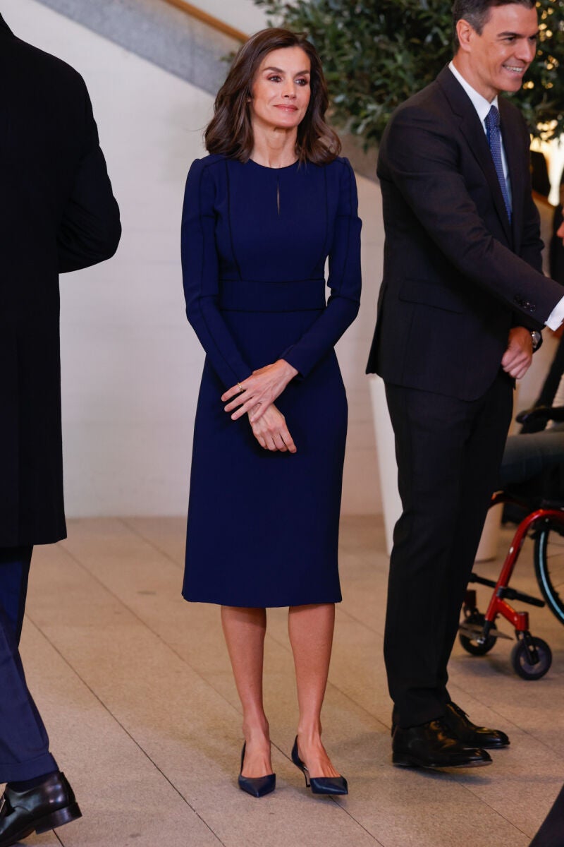 La Reina Letizia con vestido azul.