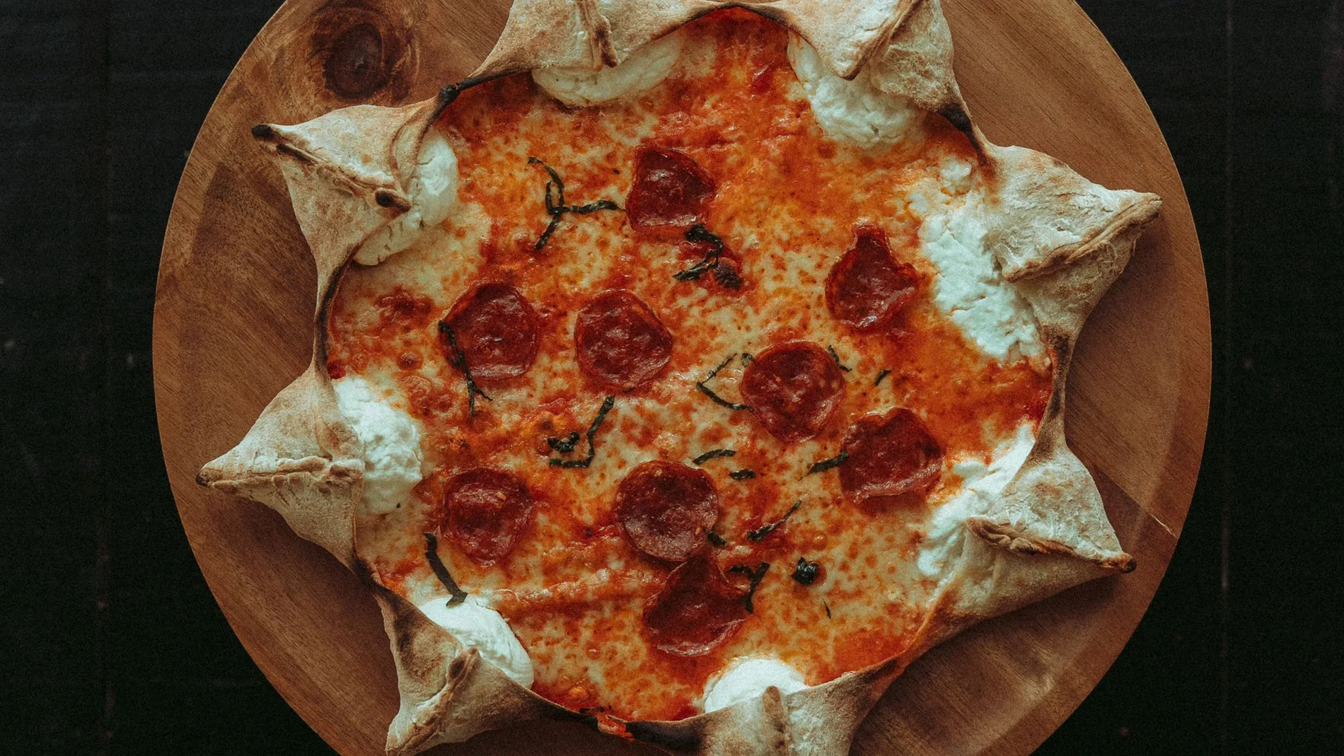 Para no perderse su pizza en forma de estrella, con salami picante y burrata 