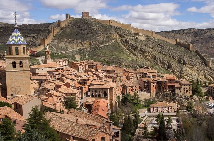 Vista de Albarracín (Teruel) y su muralla