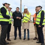 Mañueco durante su visita a Azucarera, acompañado entre otros por Fernández Carriedo y Borja Suárez, entre otros