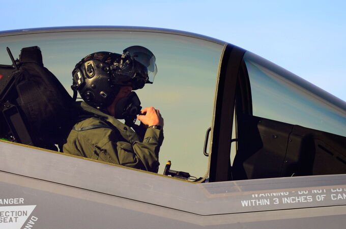 Así es el casco de 400.000 dólares que usan los pilotos de los cazas F-35.