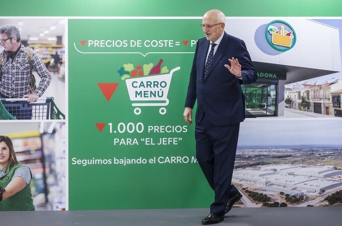 El presidente de Mercadona, Juan Roig, saluda tras una rueda de prensa para informar sobre la situación actual y futura de Mercadona, a 12 de marzo de 2024, en Paterna, Valencia, Comunidad Valenciana (España).