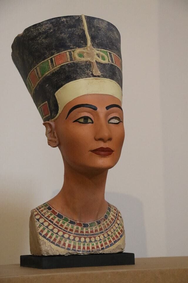 Reproducción del famoso busto de la reina Néfertiti en la exposición de Pastrana (Guadalajara)