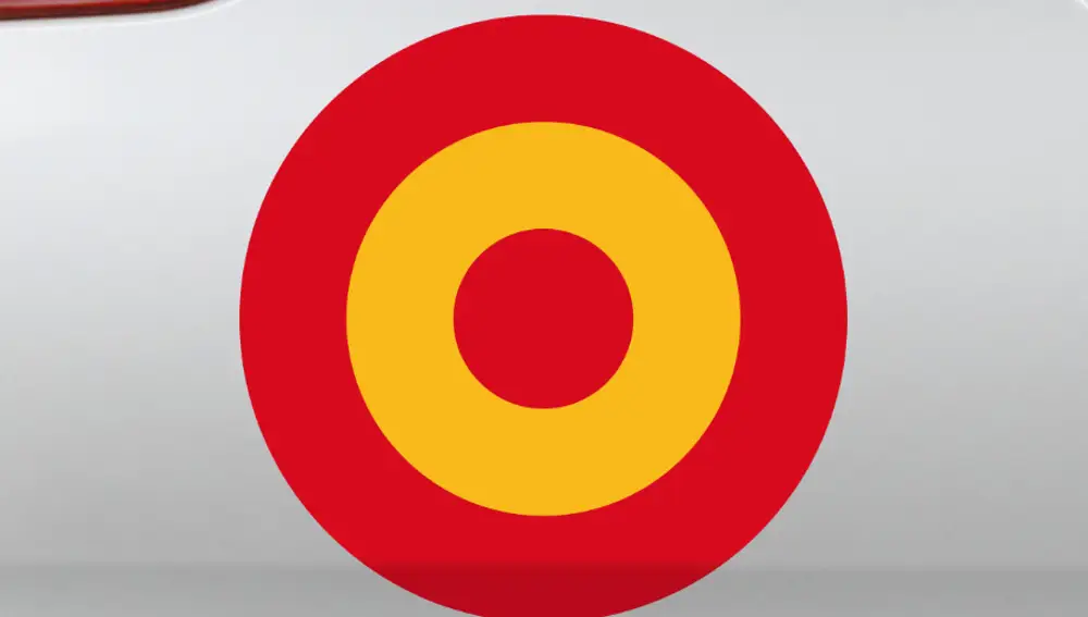 Este es el significado de las pegatinas de la bandera de España con forma de diana que llevan muchos vehículos