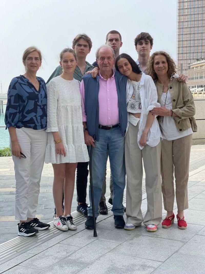 Fotomontaje del Rey Juan Carlos con sus hijas y nietos en Abu Dabi