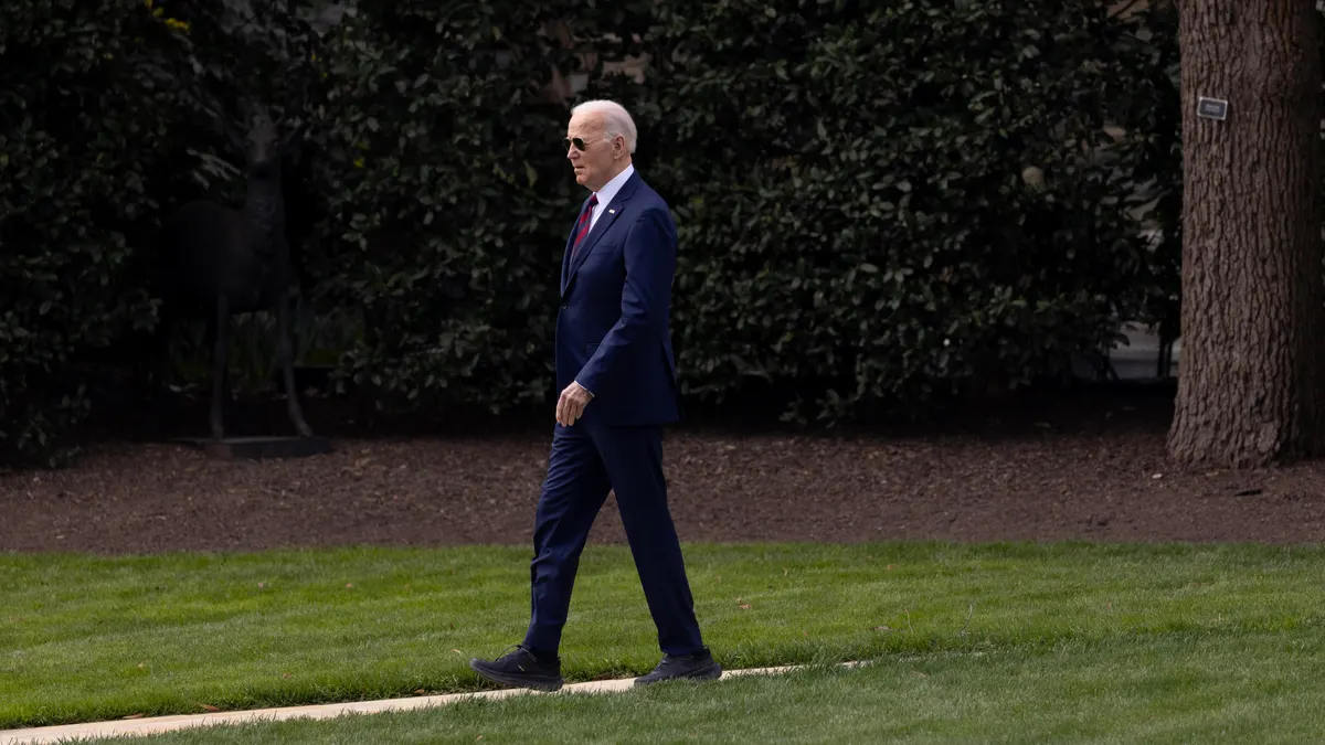 Las nuevas zapatillas de suela ancha de Biden vuelven a disparar las alarmas sobre su estado de salud