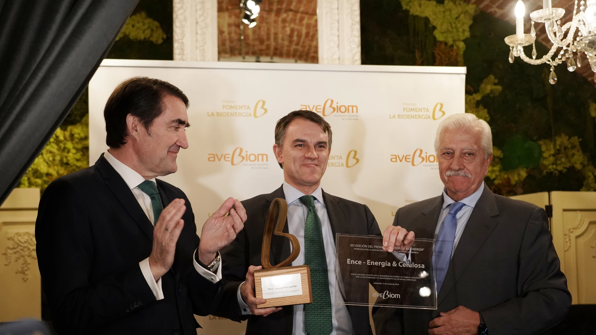 El consejero de Medio Ambiente, Vivienda y Ordenación del Territorio, Juan Carlos Suárez-Quiñones, entrega el premio 'Fomenta la Bioenergía 2023' de AVEBIOM a Ence