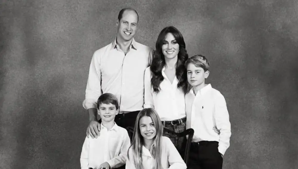Postal de los príncipes de Gales con sus hijos para felicitar la Navidad
