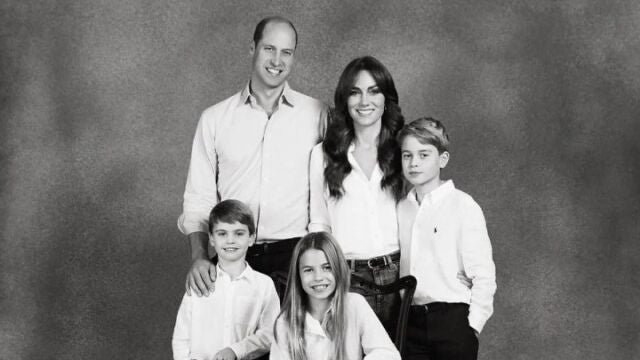 Postal de los príncipes de Gales con sus hijos para felicitar la Navidad