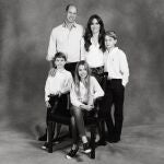 Postal de los príncipes de Gales con sus hijos para felicitar la Navidad