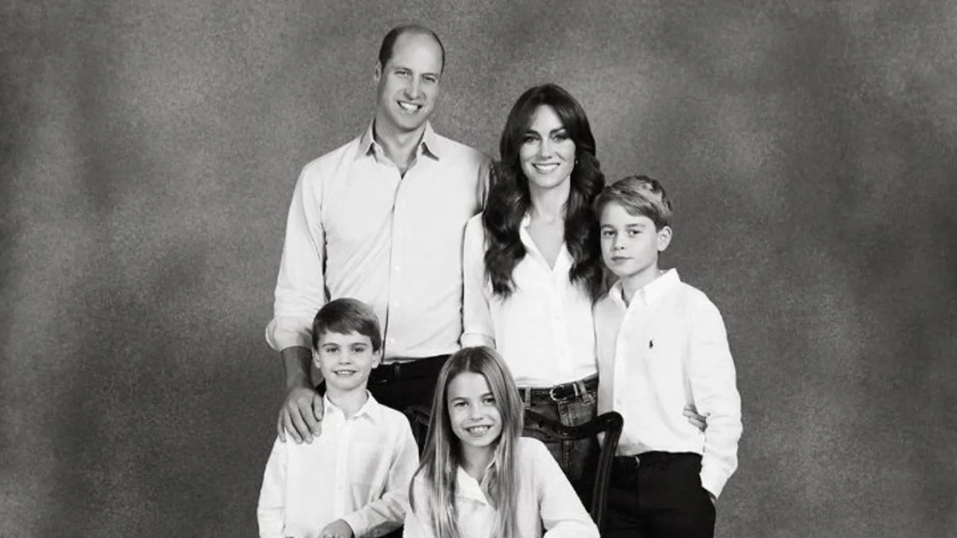 Postal de los príncipes de Gales con sus hijos para felicitar la Navidad