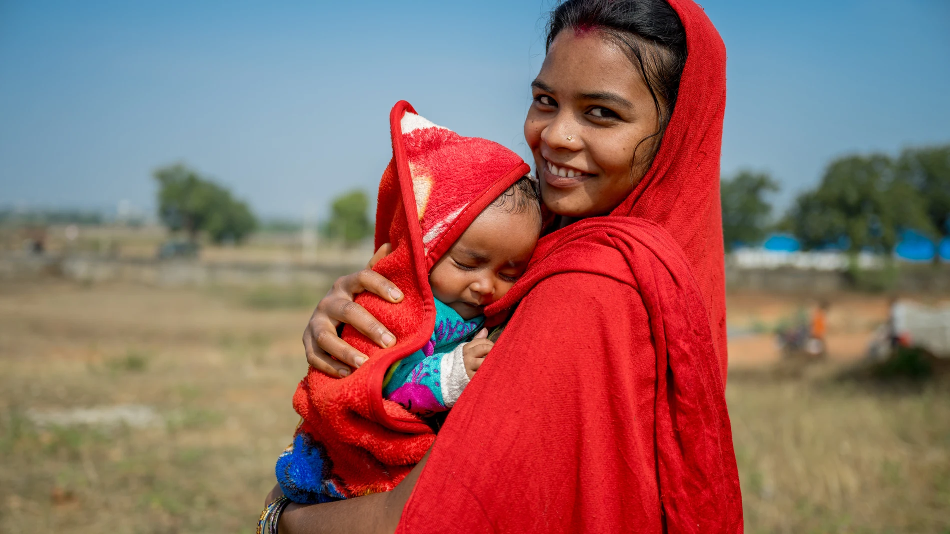 AME8097. KANTHI VILLAGE (INDIA), 12/03/2024.- Fotografía sin fecha cedida por UNICEF que muestra a Maheshwari devi y su bebé de 3 meses durante una jornada de vacunación con Penta II, en Kanthi Village (India). Uno de cada 29 niños menores de cinco años sigue muriendo en el sur de Asia, una tasa que podría significar ocho millones de muertos para 2030, más de la mitad de ellos recién nacidos, si no se toman medidas urgentes, alertó este miércoles el Fondo de las Naciones Unidas para la Infanc...