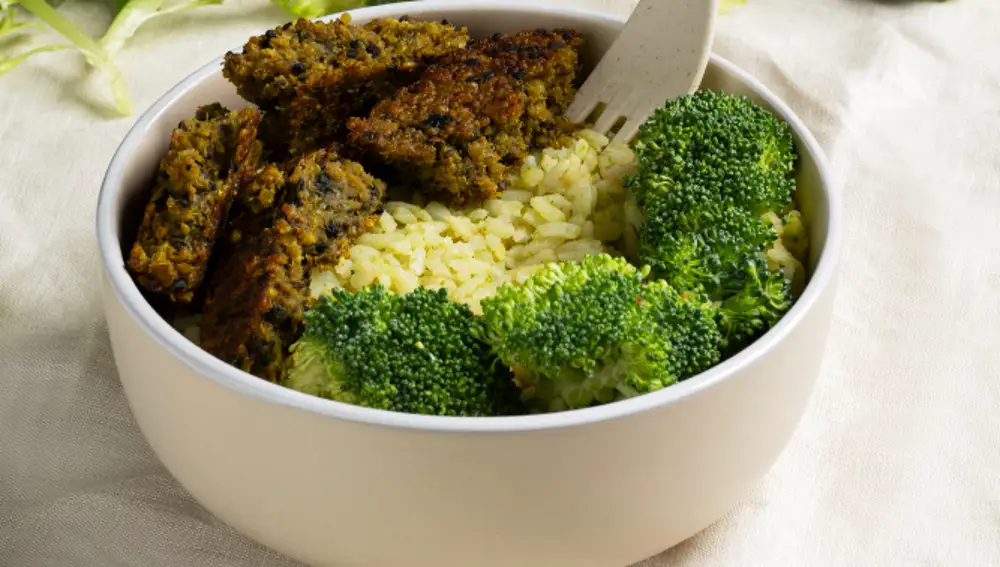 Cazo con arroz, pollo y brócoli, una verdura con mucho beneficio para la salud