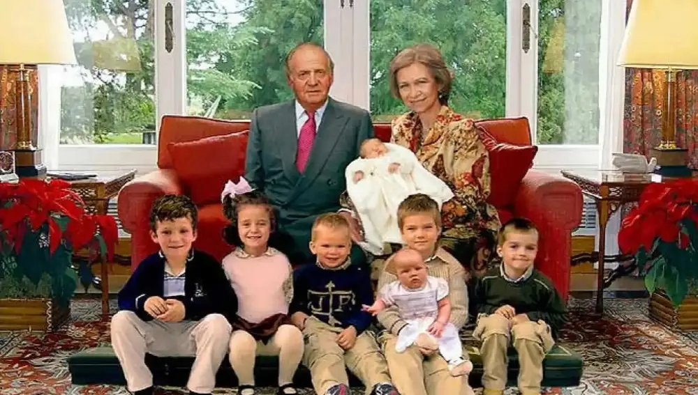 Fotomontaje de los Reyes Juan Carlos I y Sofía junto a sus nietos