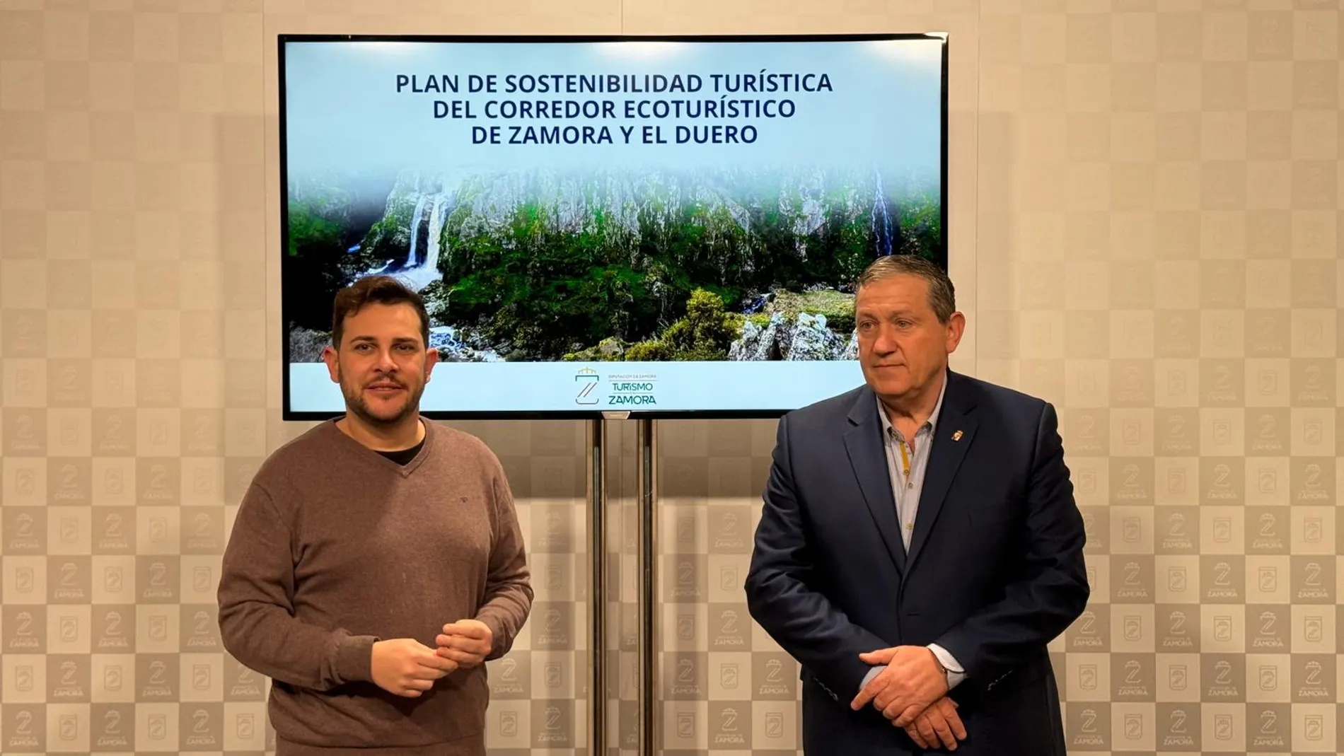 El presidente de la Diputación de Zamora, Javier Faúndez; y el vicepresidente y diputado de Turismo, Víctor López, presentan las actuaciones