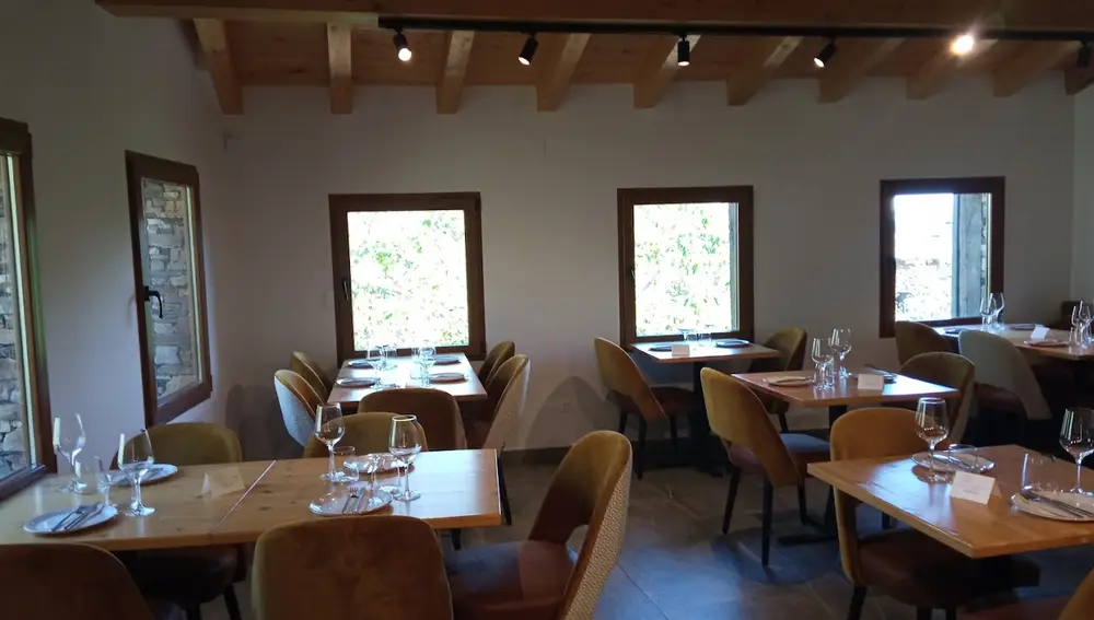 Interior del restaurante 'La Tarihuela' en Valverde de los Arroyos (Guadalajara)