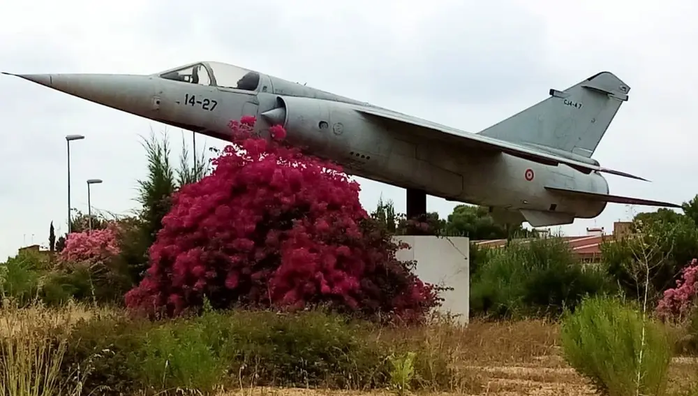 Avión Mirage F-1 en una rotonda de Paterna (Valencia)