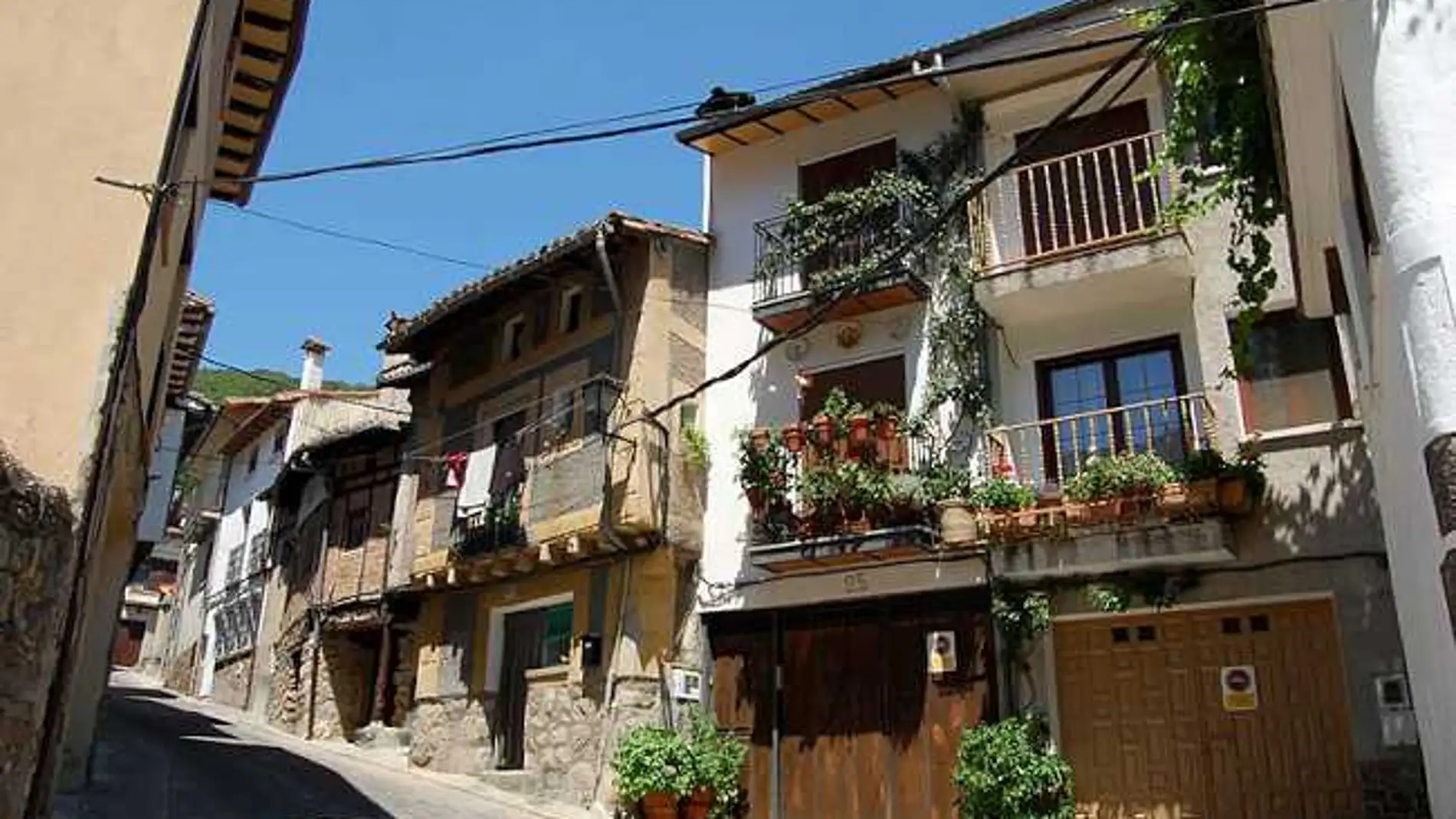 Calles y casas típicas de Guisando