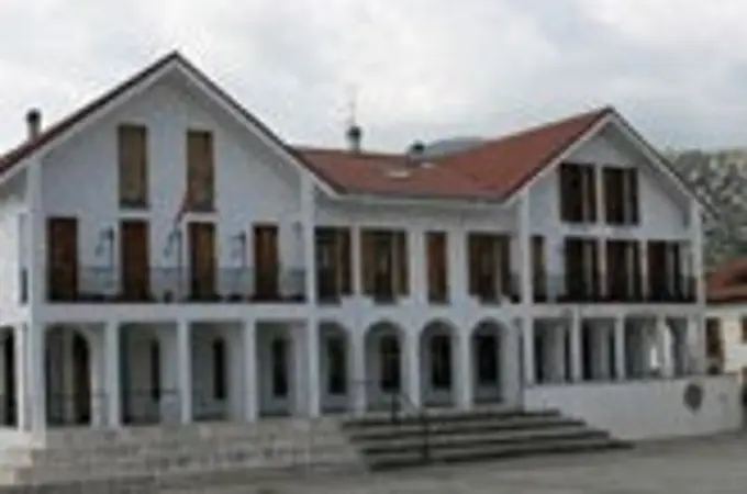 La Justicia obliga a Bildu a colocar la bandera nacional y el retrato del Rey en el Ayuntamiento de Irurtzun