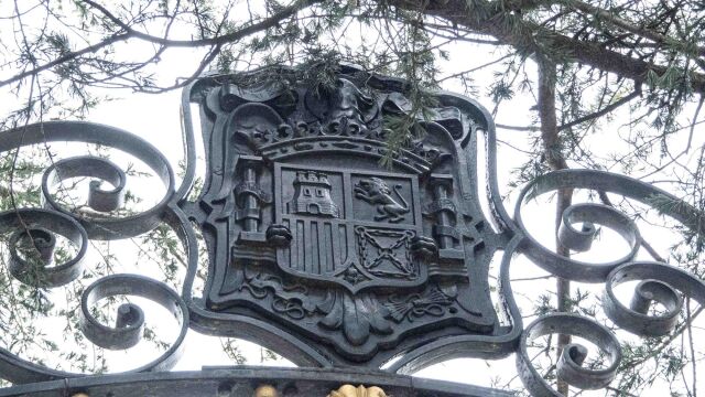 El principal de los escudos denunciado por la Asociación para la Recuperación de la Memoria Histórica