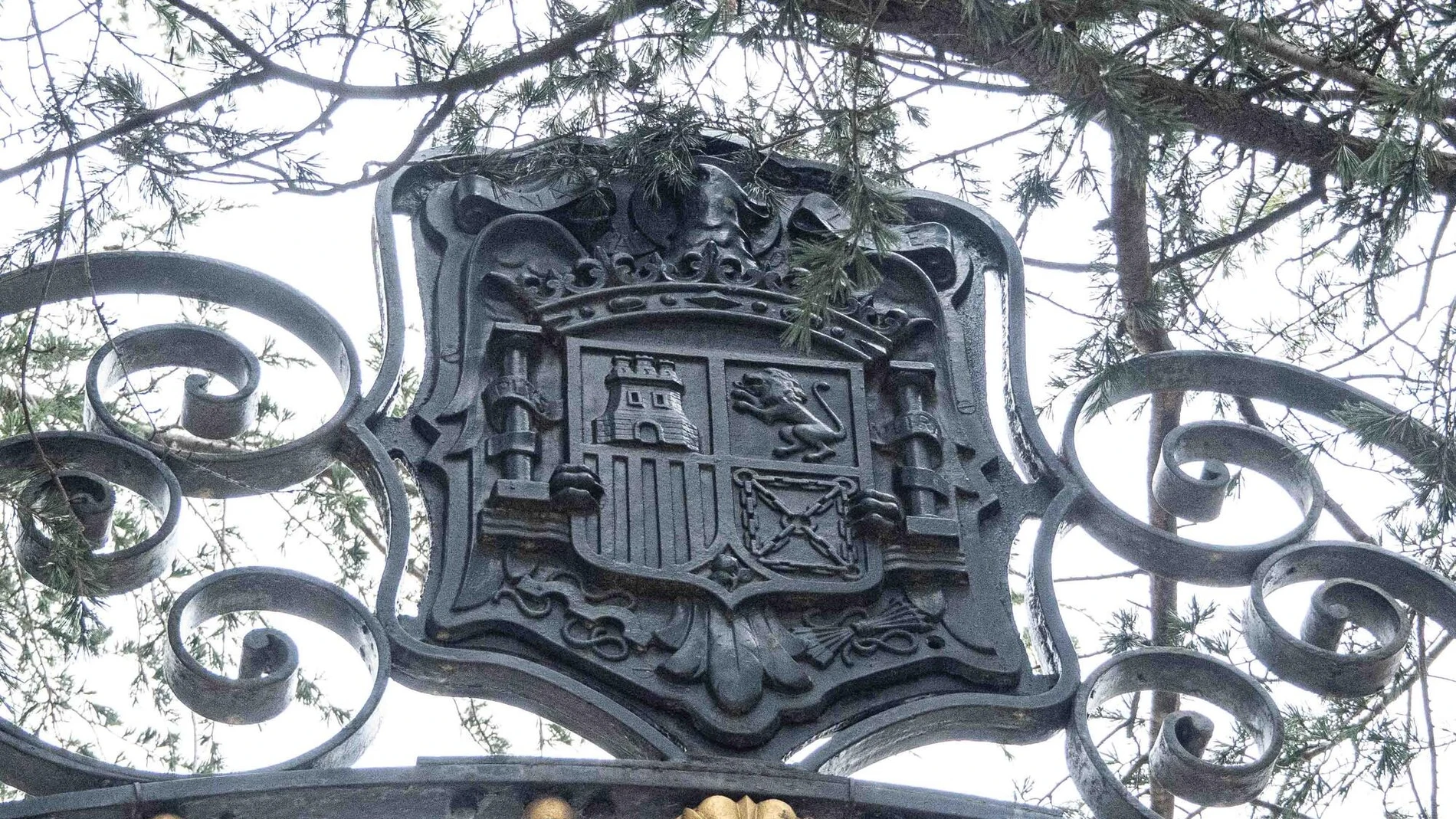 El principal de los escudos denunciado por la Asociación para la Recuperación de la Memoria Histórica