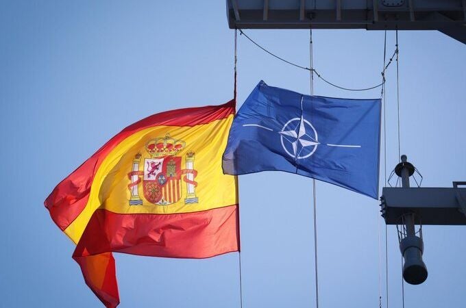 Banderas de España y la OTAN en un buque de la Armada