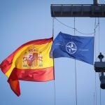 Banderas de España y la OTAN en un buque de la Armada