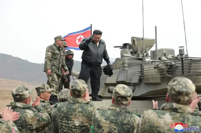 Kim Jong Un conduce el nuevo tanque de Corea del Norte, inspirado en el ruso T-14 Armata