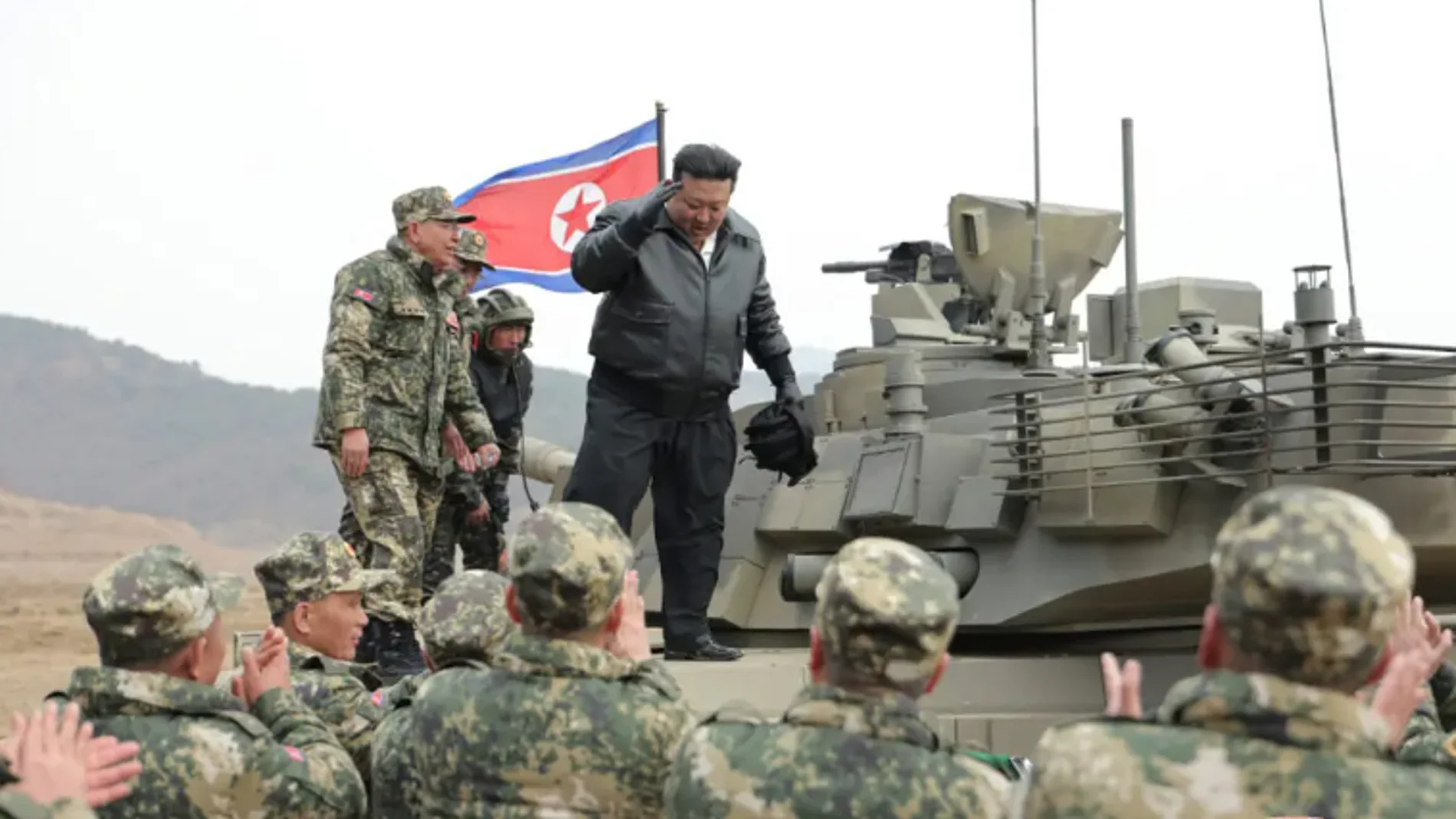 Kim Jong Un subido al nuevo tanque de Corea del Norte, inspirado en el Armata T-14 ruso
