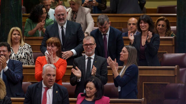 Diputados de JxCat con Miriam Nogueras (c) vota sí a la Ley Orgánica de amnistía para la normalización institucional, política y social en Cataluña, durante al pleno del Congreso este jueves