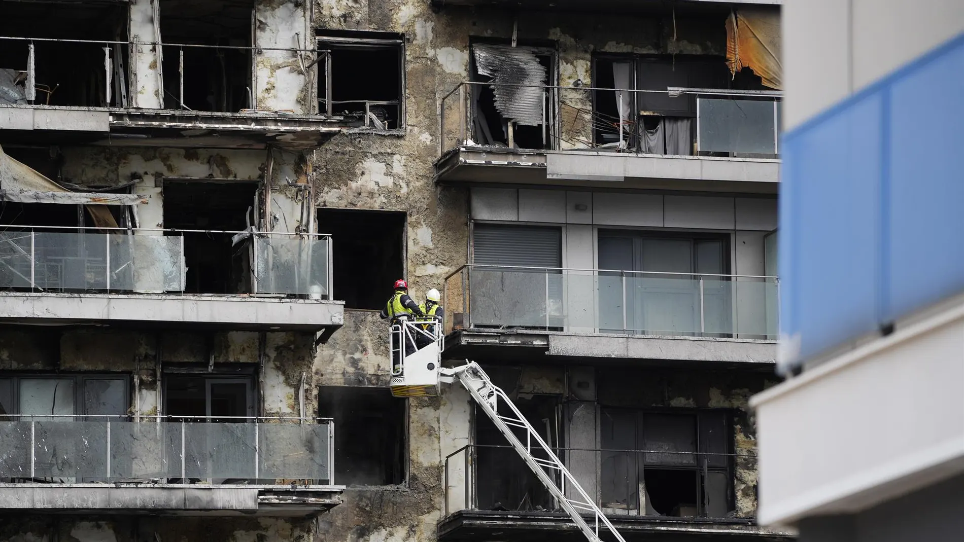 Incendios.- El juez autoriza a los peritos de 11 empresas a acceder al edificio de Campanar para elaborar sus informes